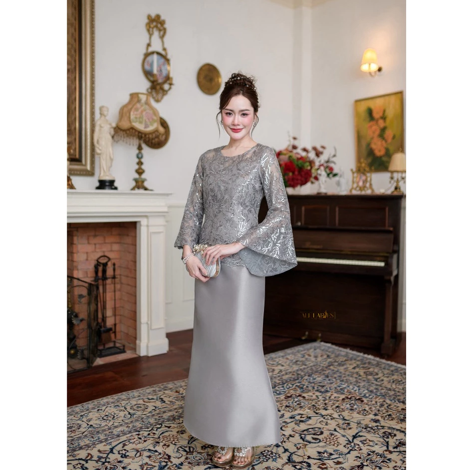 All Ladies เดรสยาวหางปลาลูกไม้เลื่อมแขนระย้า