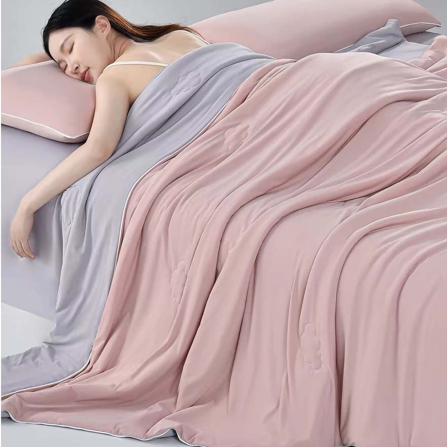 เย็น เนียน ผ้าห่มไหมน้ำแข็ง ผ้าห่มไอศกรีม blanket สีทึบสองด้าน อ่อนนุ่ม 110*150 cm/150*200 cm ผ้านวมฤดูร้อน ผ้าห่มพกพา