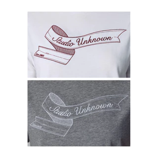 STUDIO UNKNOWN - SS26 Strip Regular T-shirt เสื้อยืดคอกลมปักลายริบบิ้น