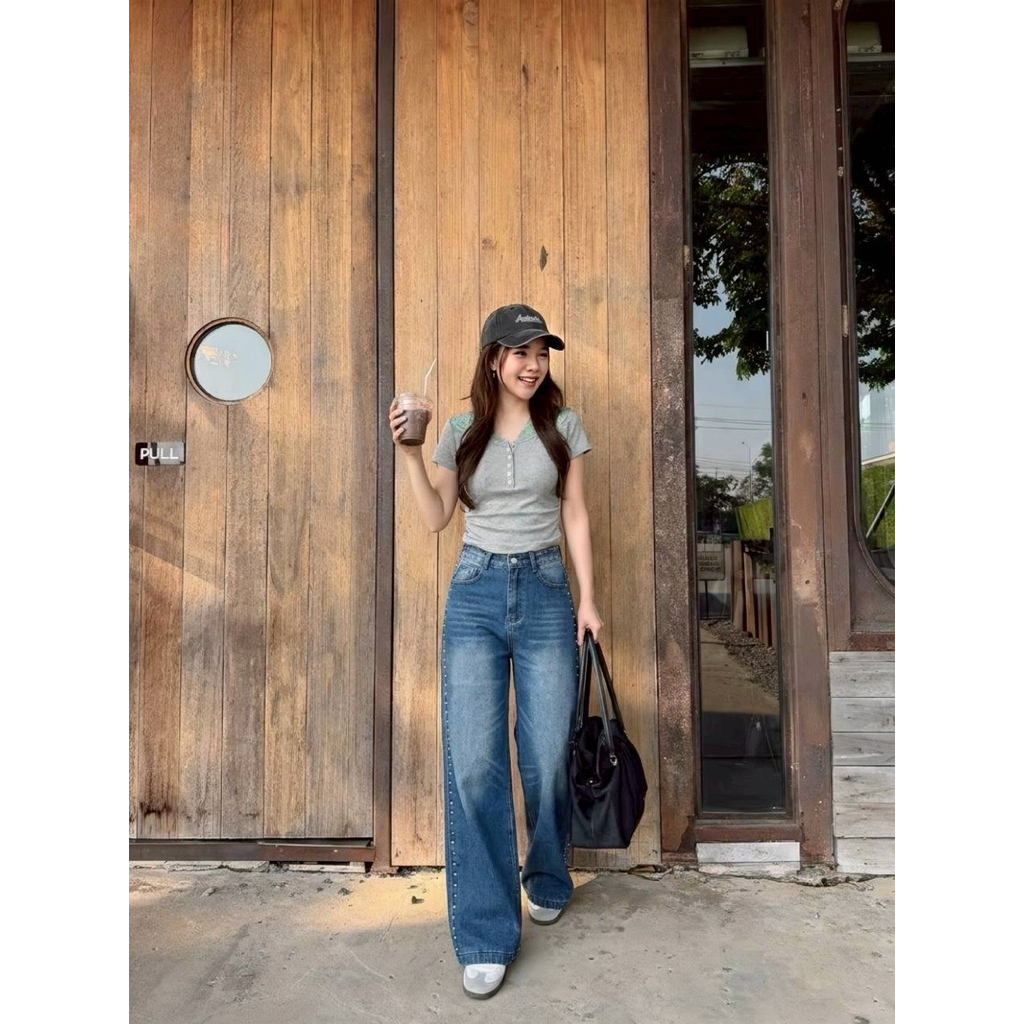 Set 3 ชิ้น เสื้อยืดเข้ารูปแต่งกระดุมมุกเรียงยาวเว้าหลังกว้าง ตกแต่งด้วยผ้าลูกไม้โปร่ง+กางเกงยีนส์ขากระบอกกว้าง+หมวกแก๊ป