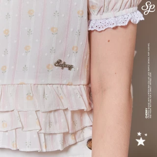 Cherry Crop_SP137 เสื้อครอปคอบัวแต่งระบาย กระดุม 3 เม็ด ลูกไม้หน้า โลโก้เหล็กSudpung