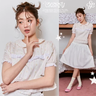 Cherry Crop_SP137 เสื้อครอปคอบัวแต่งระบาย กระดุม 3 เม็ด ลูกไม้หน้า โลโก้เหล็กSudpung