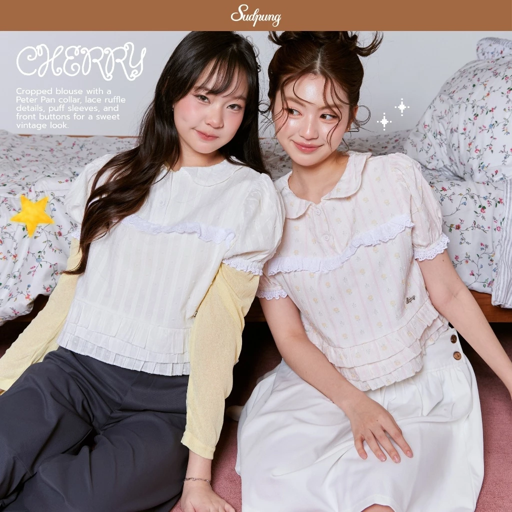Cherry Crop_SP137 เสื้อครอปคอบัวแต่งระบาย กระดุม 3 เม็ด ลูกไม้หน้า โลโก้เหล็กSudpung