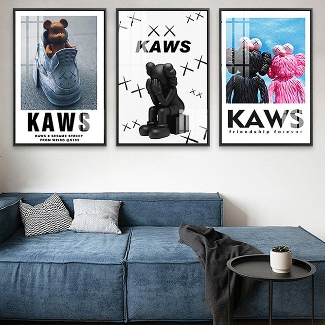 ภาพตกแต่งผนังห้องนั่งเล่น 3 ชิ้น รูป KAWS ตุ๊กตาบีบีซามสตรีท แบรนด์สตรีทสไตล์โมเดิร์นติดผนังโซฟากรอบคริสตัล