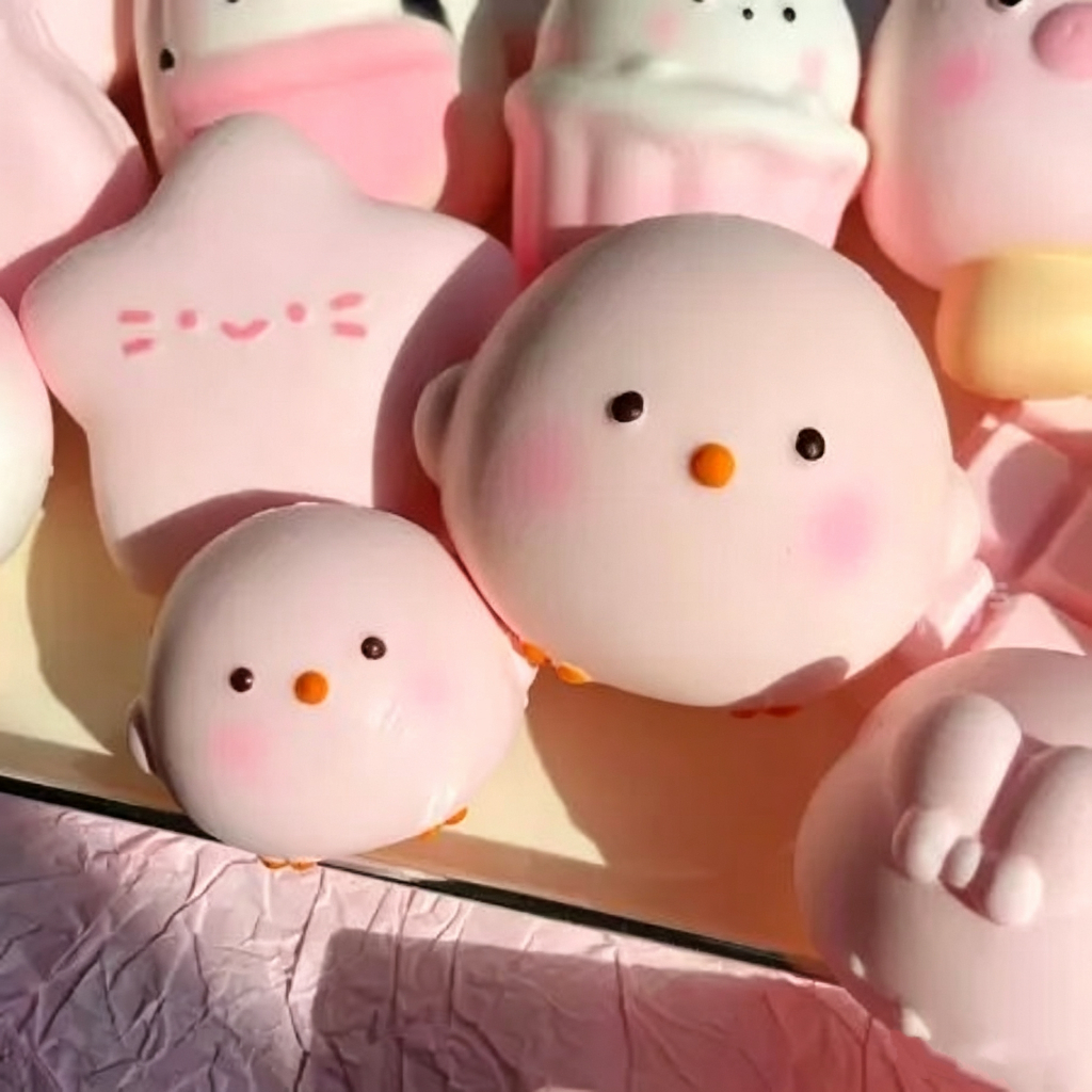 สกุชชี่ ​​ของเล่นกดสีชมพูน่ารัก ของเล่นเด้งช้าหลังกด ของเล่น (ของเล่นบีบ)
