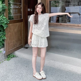 Swan shop ชุดเซ็ตเสื้อลูกไม้ถักโครเชต์สีครีม + กางเกงขาสั้น เอวสม็อค ทรงหลวม ใส่สบาย ลุคคาเฟ่/เที่ยวทะเล สไตล์เกาหลี