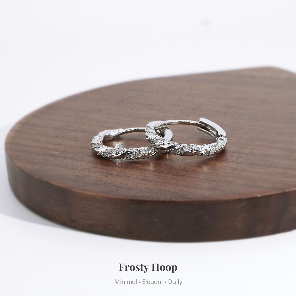 nnjew ต่างหู รุ่น Frosty Hoop ต่างหูห่วง แฟชั่น ผู้หญิง Model เกลียว เพชร