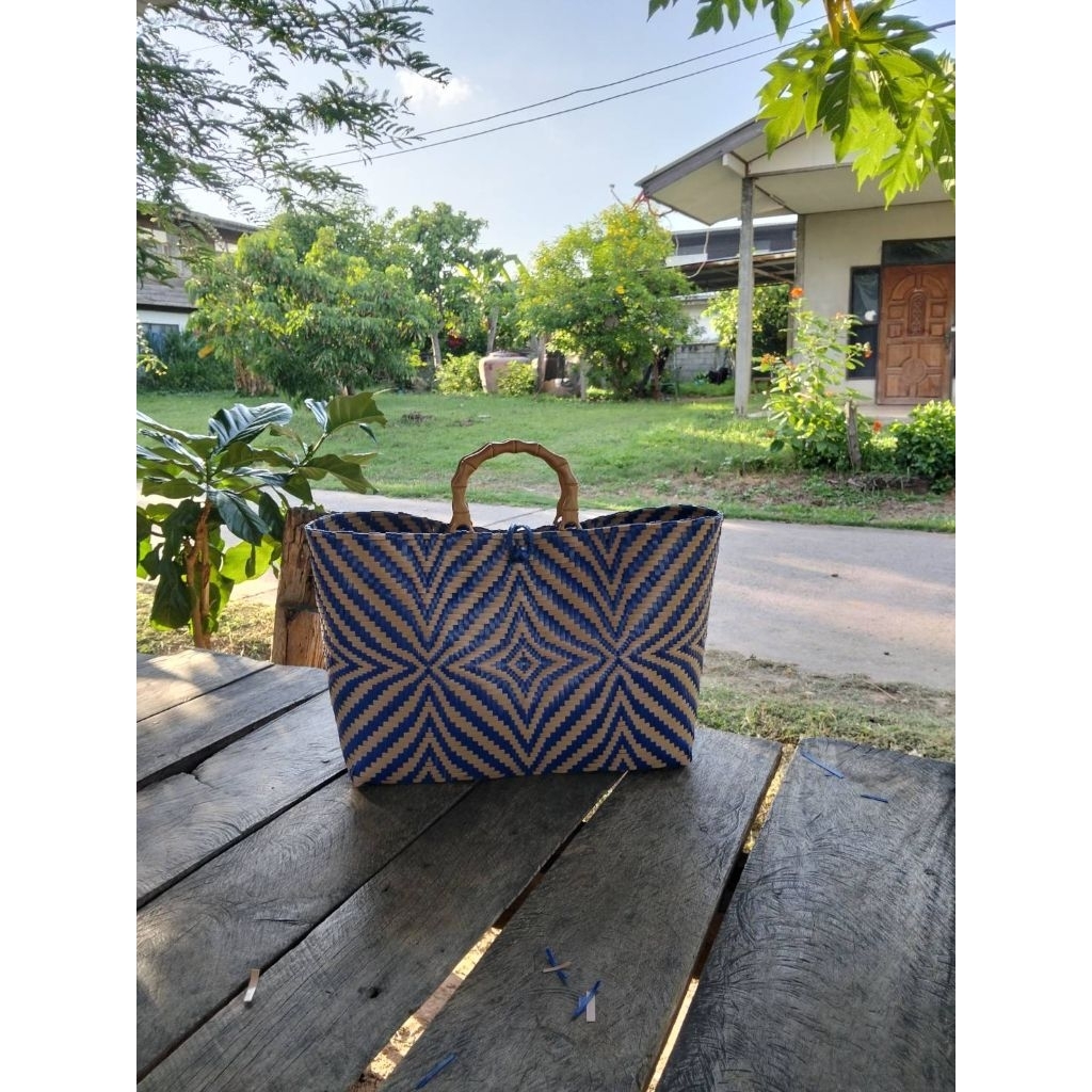 กระเป๋าสาน ทรงเรือ ขนาด กว้าง ยาว สูง 42 ×20 × 30 cm
