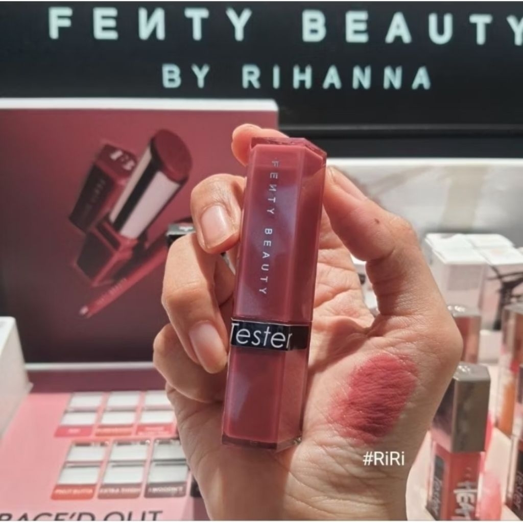 𝐅𝐄𝐍𝐓𝐘 𝐁𝐄𝐀𝐔𝐓𝐘 Gloss Bomb Stix High-Shine Gloss Stick (รุ่นลิซ่าใช้) ลิปสติกเนื้อกลอสในรูปแบบแท่ง ให้ความฉ่ำวาว