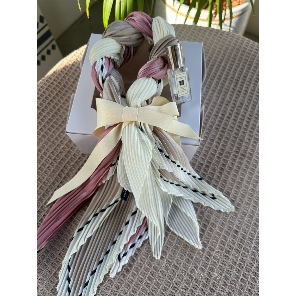 ชุดของขวัญ Jo Malone London English Pear & Freesia X ผ้าพันคอพวงมาลัย