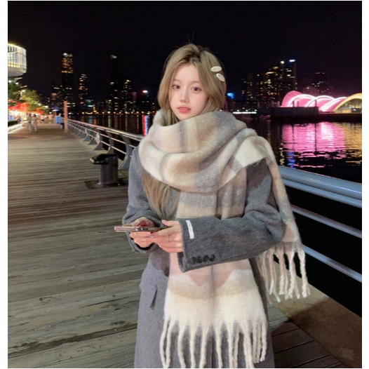 This unisex cashmere plaid scarf is made from a wool blend fabric that is warm, soft, and comfortable against the skin.