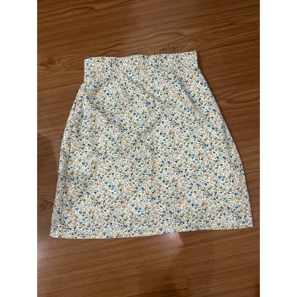 กระโปรงทำงาน กระโปรงทรงเอ กระโปรงสั้น มือสอง ร้าน Fromme Clothes ไซส์ L ลายดอกเล็กฟ้าชมพูครีม พื้นขา
