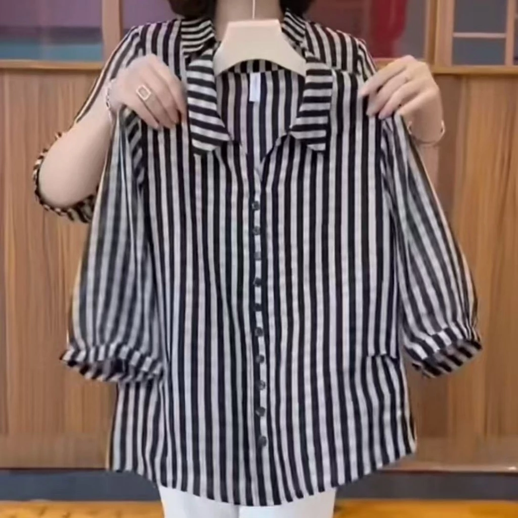 เสื้อเชิ้ตลายทางผู้หญิง คอวี เสื้อยืดลำลองแขนสามส่วน เสื้อแฟชั่นผู้หญิงวัยกลางคนและผู้สูงอายุ แมทช์ง่ายรุ่นใหม่ล่าสุด