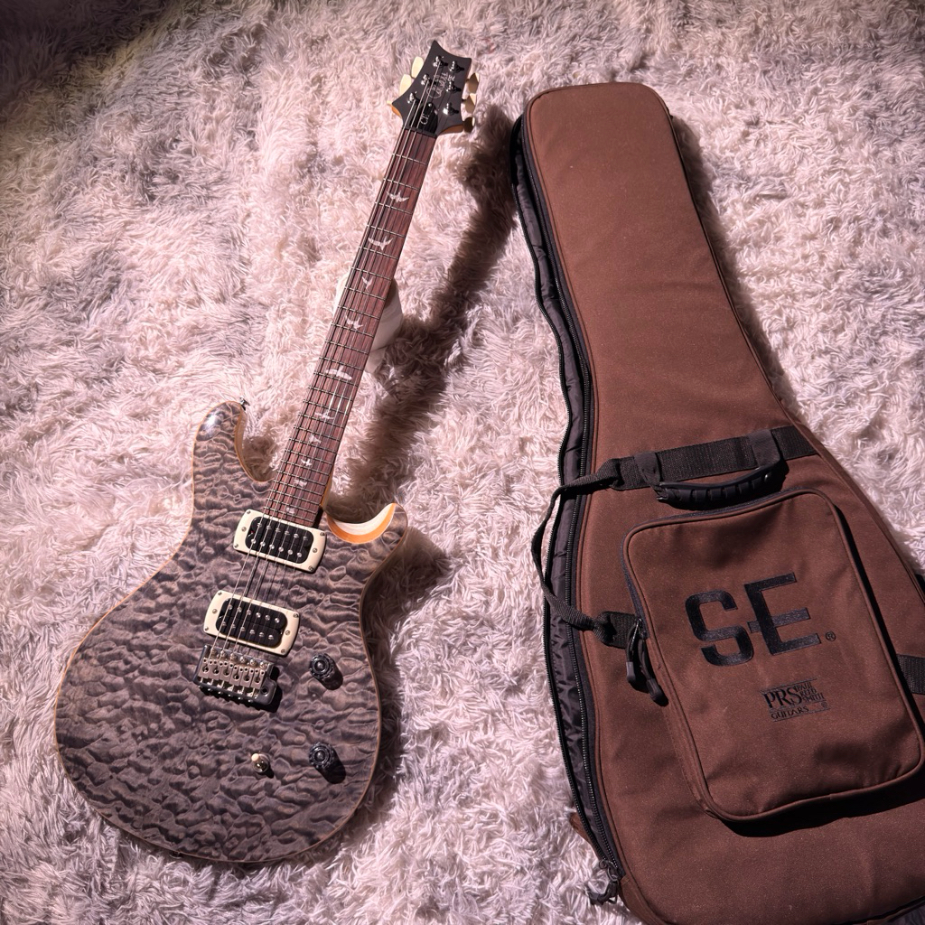 PRS SE CE24 LIMITED QUILTED MAPLE-CHARCOAL TOP WHITE DOGHAIR BACK
