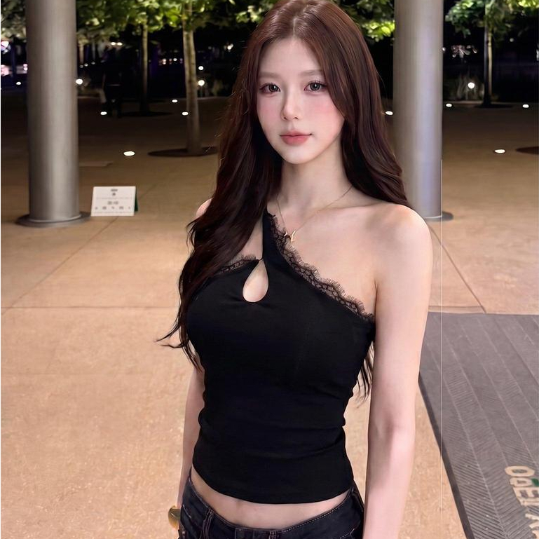 L'nada【พร้อมส่ง】เสื้อสายเดี่ยวขอบลูกไม้สุดชิค เพิ่มช่องคัดเอาท์เพิ่มความเซกซี่เบาๆ มี2สี (3007)