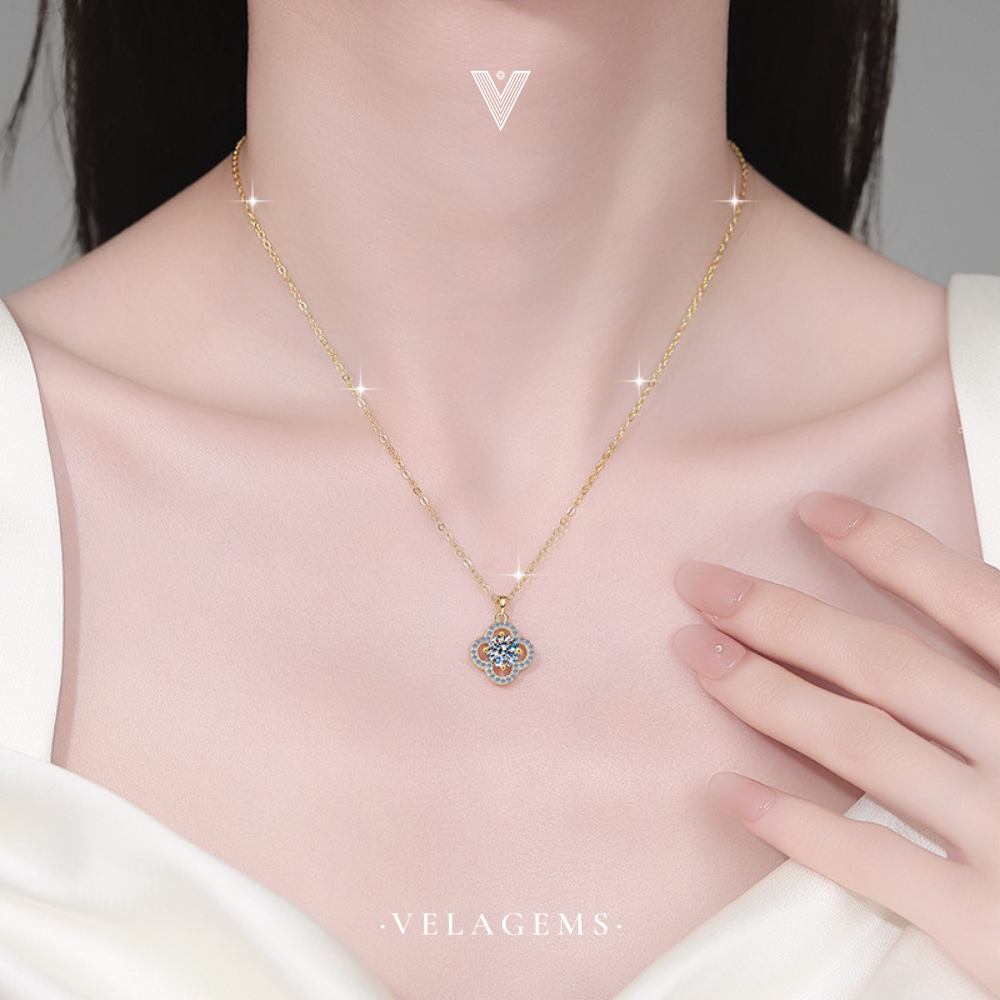 VELAGEMS قلادة فضة 92.5% بتعليقة برسيم مويسانيت 1 قيراط