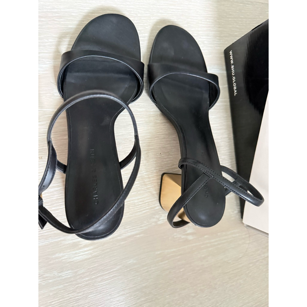 ส่งต่อรองเท้าส้นสูง Charles&Keith แท้จากช้อป Size 37 ราคาน่ารัก