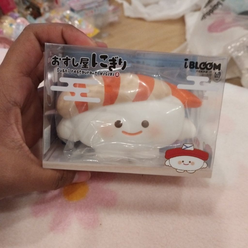 สกุชชี่แบรนด์ iBloom รุ่น Sushi Restaurant Nigiri ที่มีกลิ่นหอมชาและสัมผัสนุ่มสโลว์