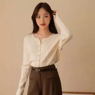 avo Payson soft cardigan คาร์ดิแกนไหมพรมแขนยาว รุ่นนี้จะมีดีเทลคอวีนิดๆ ทำให้ดูไม่ตันจนเกินไป