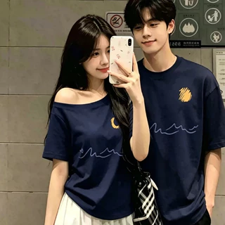 COD-เสื้อคู่รักฤดูร้อน 2026 ดีไซน์มินิมอล เสื้อยืดสีครีมลายพระจันทร์พระอาทิตย์ ผู้หญิงไหล่ลาดสายเดี่ยว ผ้านุ่มระบายอากาศ