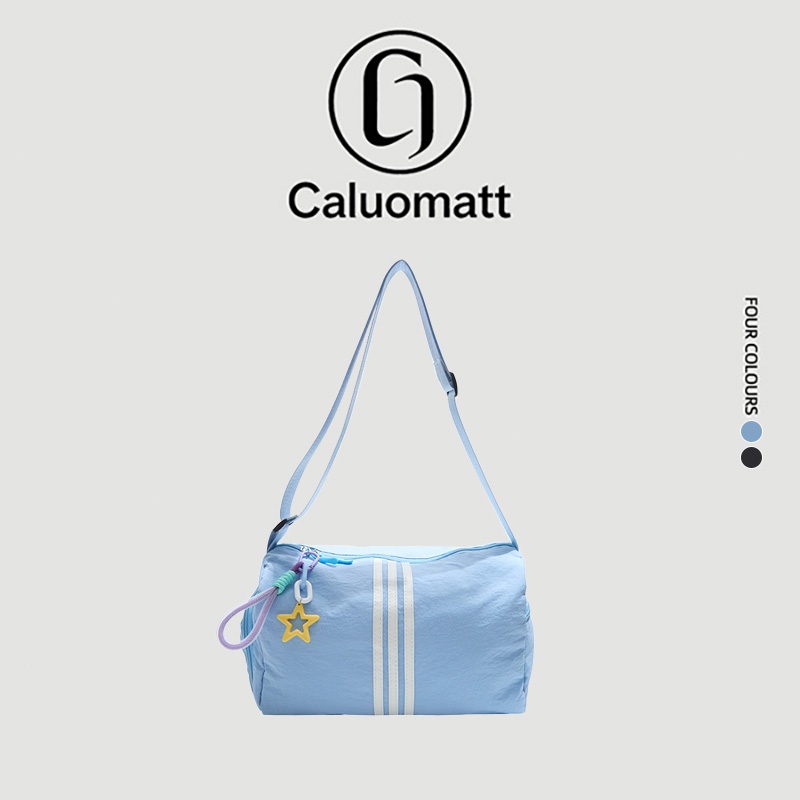 【Caluomatt.TH】กระเป๋าสะพายไหล่สไตล์สปอร์ต ลายสามแถบ กระเป๋าเดินทาง ความจุใหญ่ ผ้านุ่มใส่ง่าย