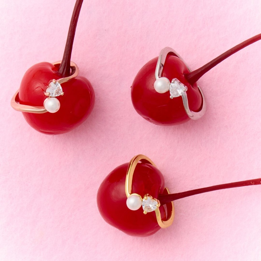 Petite Wavy Pearl Ring แหวนแบบหยักประดับไข่มุกและเพทาย