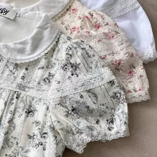 SISSY : ELODIE (XS-XXL) เสื้อคอบัวแขนตุ๊กตา กระดุมดอกไม้ แต่งขอบลูกไม้และแถบลูกไม้ช่วงอก