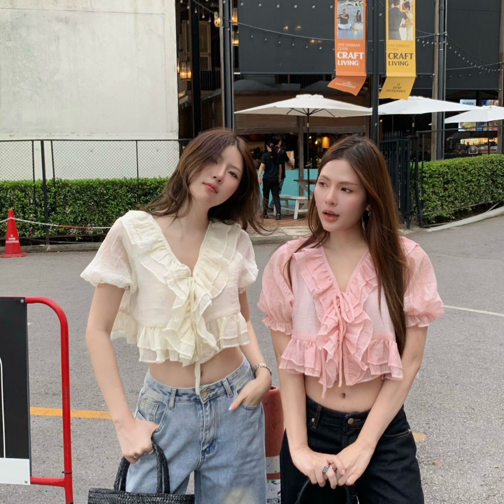 𝐁𝐫𝐞𝐞𝐳𝐞 𝐭𝐨𝐩 🫧🥥 เสื้อทรงครอปสั้นเหนือเอว แต่งระบายเป็นชั้นๆบริเวณด้านหน้าและรอบคอเสื้อ แขนสั้นทรงตุ๊กตาจั๊มปลาย ขอบระบาย
