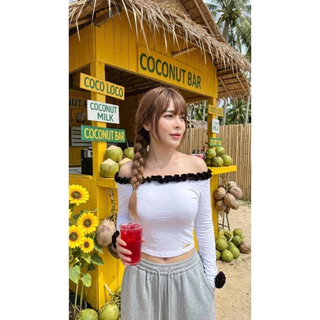 MNV STUDIO เสื้อปาดไหล่ แต่งระบาย แต่งดอกกุหลาบ ที่ชายแขน เรียบหรูดูแพงมากค่า