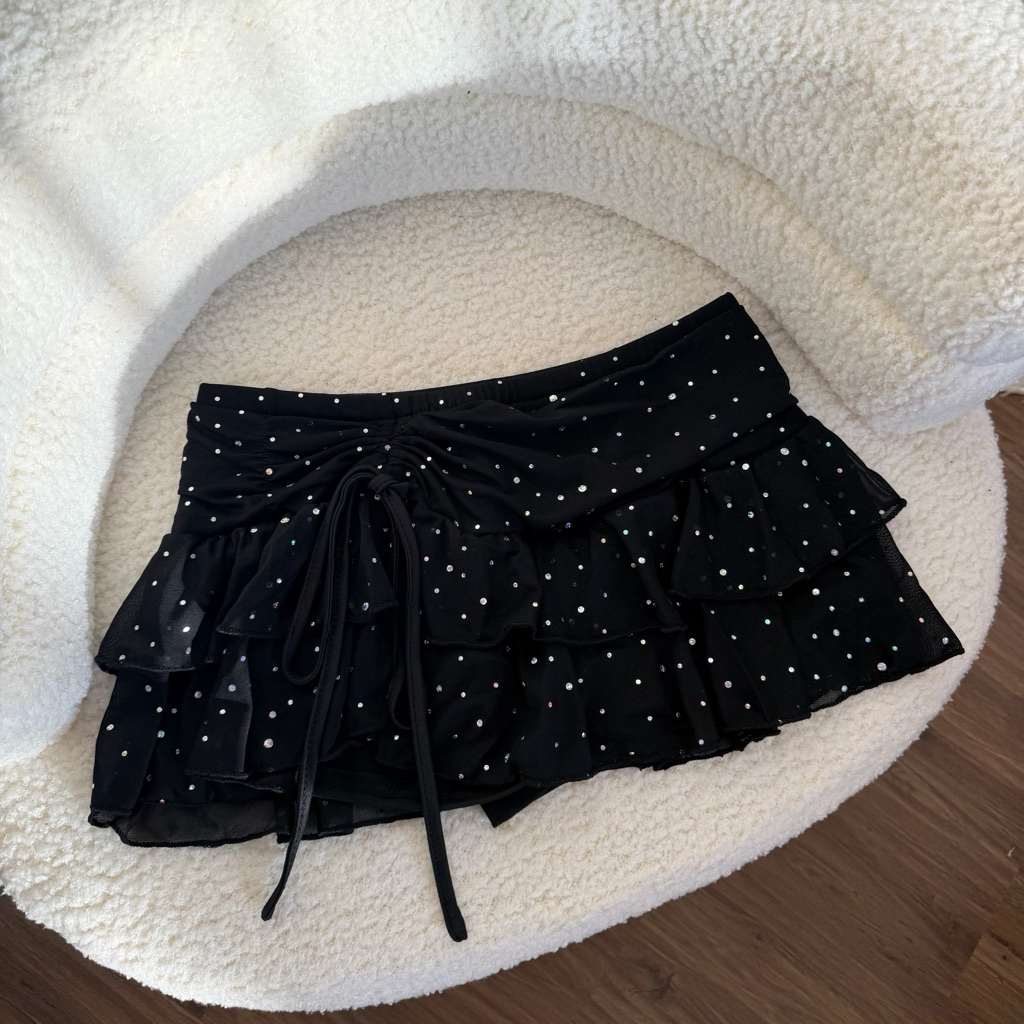 Wink Skirt กระโปรงสั้นเอวต่ำกลิตเตอร์  แต่งระบายชั้น มีเชือกรูด (เหมาะสำหรับสาว s-m เท่านั้น)