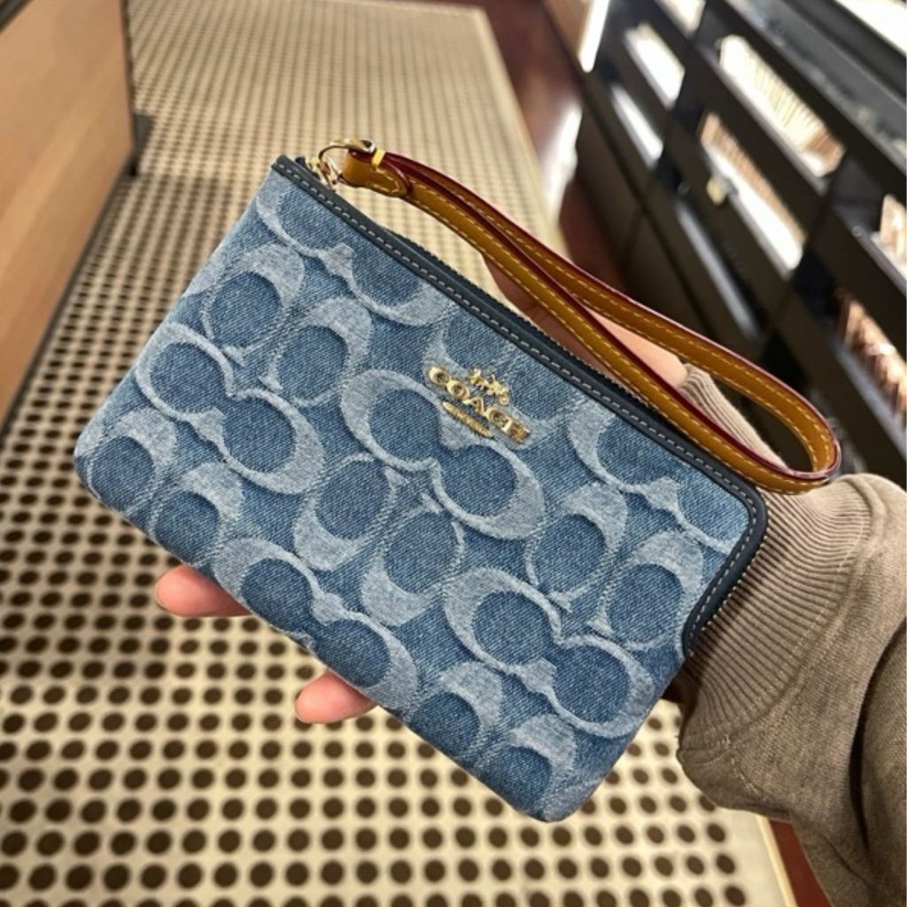 COACH กระเป๋าคล้องมือ 1ซิป S รุ่น Corner Zip