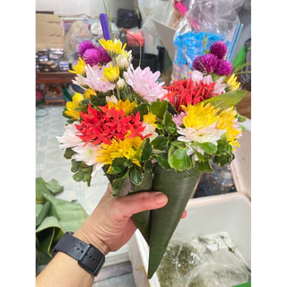 [สินค้าพร้อมจัดส่งด่วน] กรวยดอกไม้ (คละแบบ) พร้อมธูปเทียน