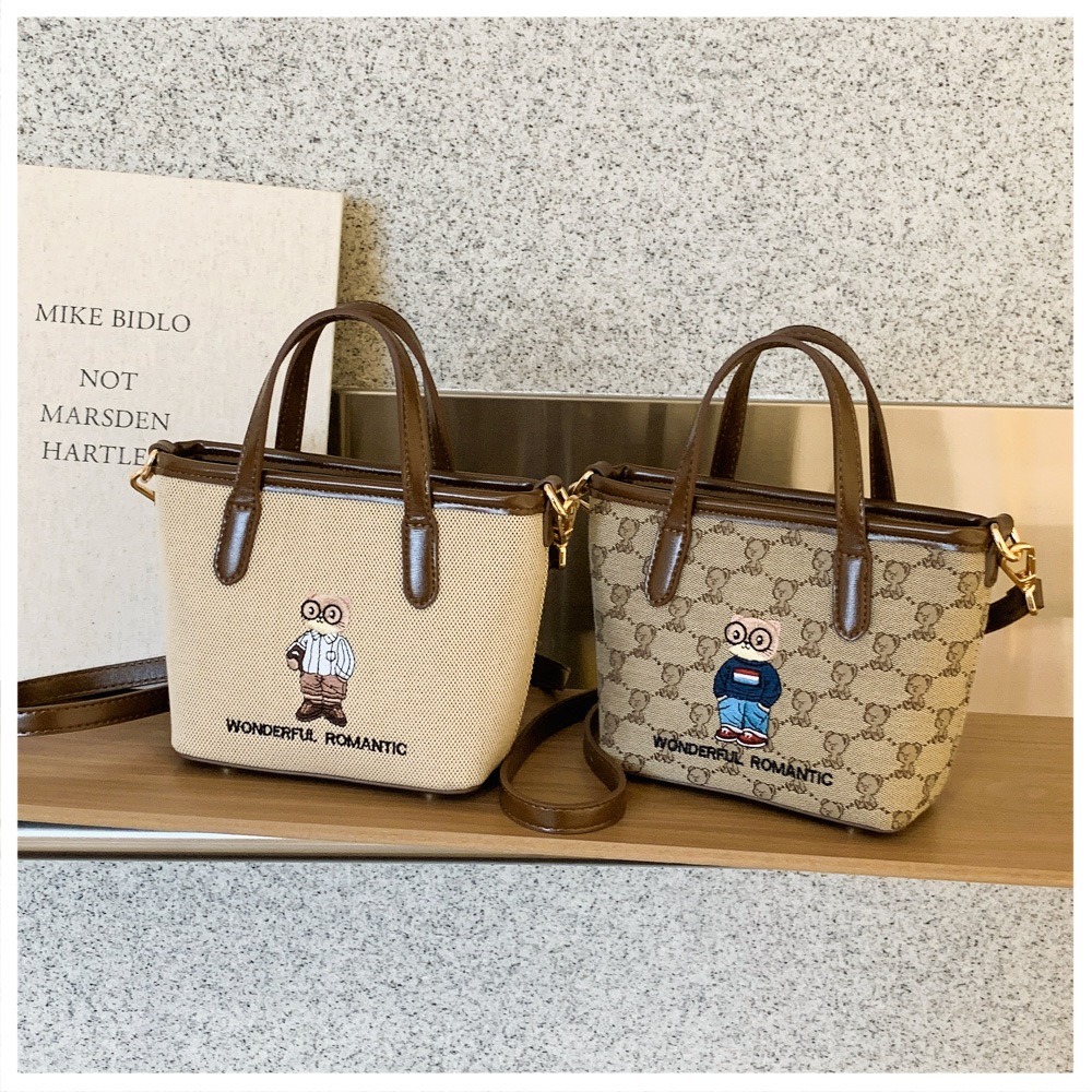 พร้อมส่งจากไทย กระเป๋าสะพายข้างทรงTote mini ปรับเป็นสายสั้นคล้องไหล่ได้ งานแบรนด์แท้ BEI BAO BAO (BB18)