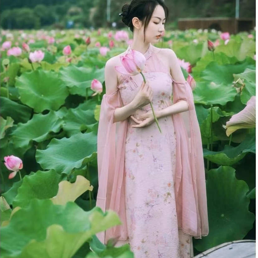 💕 เดรสกี่เพ้าประยุกต์สีชมพู ลุคคุณหนูจีนร่วมสมัย ดีไซน์หรูหรา สง่างาม ใส่แล้วโดดเด่นทุกโอกาส 🌸✨👗