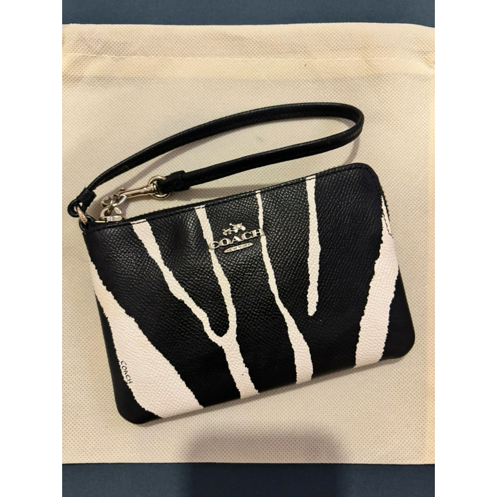 กระเป๋าคล้องมือ Coach Zebra Print Small L-Zip Wristlet มือสอง ของแท้ ราคาป้าย 3,500 บาท