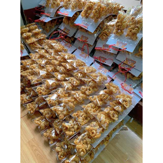 แคบหมูไร้มันแผงห้อย 12 ถุง น้ำหนักต่อถุง 15 กรัม(ขายยกแผง)