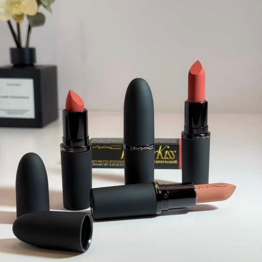 MAC Powder Kiss Lipstick ลิปแมตต์เนื้อฝุ่น สีสวยละมุน เบาสบายเหมือนไม่ได้ทา ของแท้