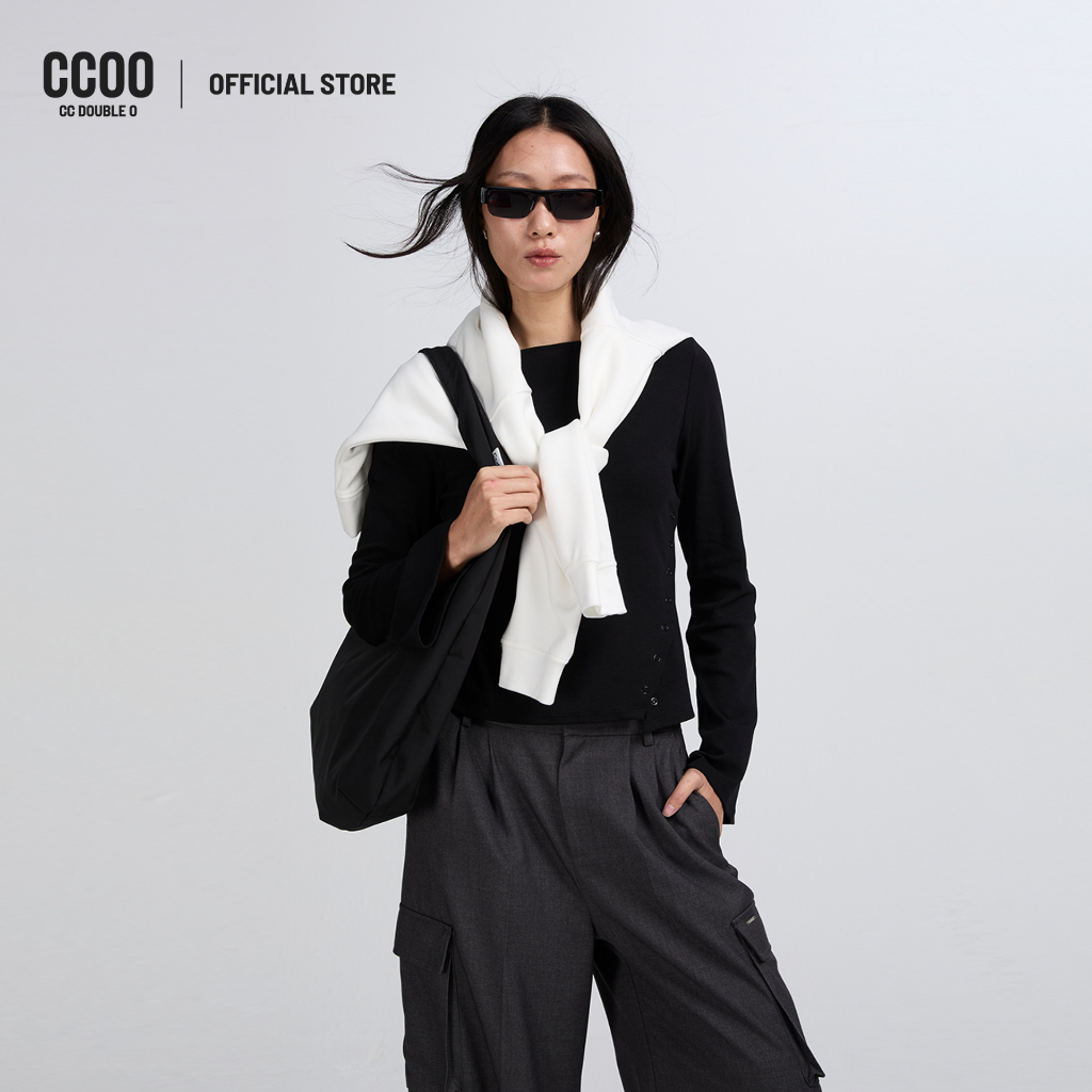 CC DOUBLE O BOAT-NECK BELL SLEEVE SIDE BUTTON TOP ผู้หญิง เสื้อแขนกระดิ่งคอปาดแต่งกระดุมข้าง รุ่น O26WGWA190 (AW26 #P2)