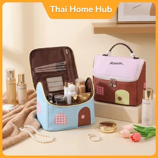 กระเป๋าเครื่องสำอางทรงบ้าน กระเป๋าเดินทาง น่ารักจุของได้เยอะมาก แบ่งช่องจัดระเบียบดีเยี่ยม กันน้ำ พกพาง่าย และทนทาน