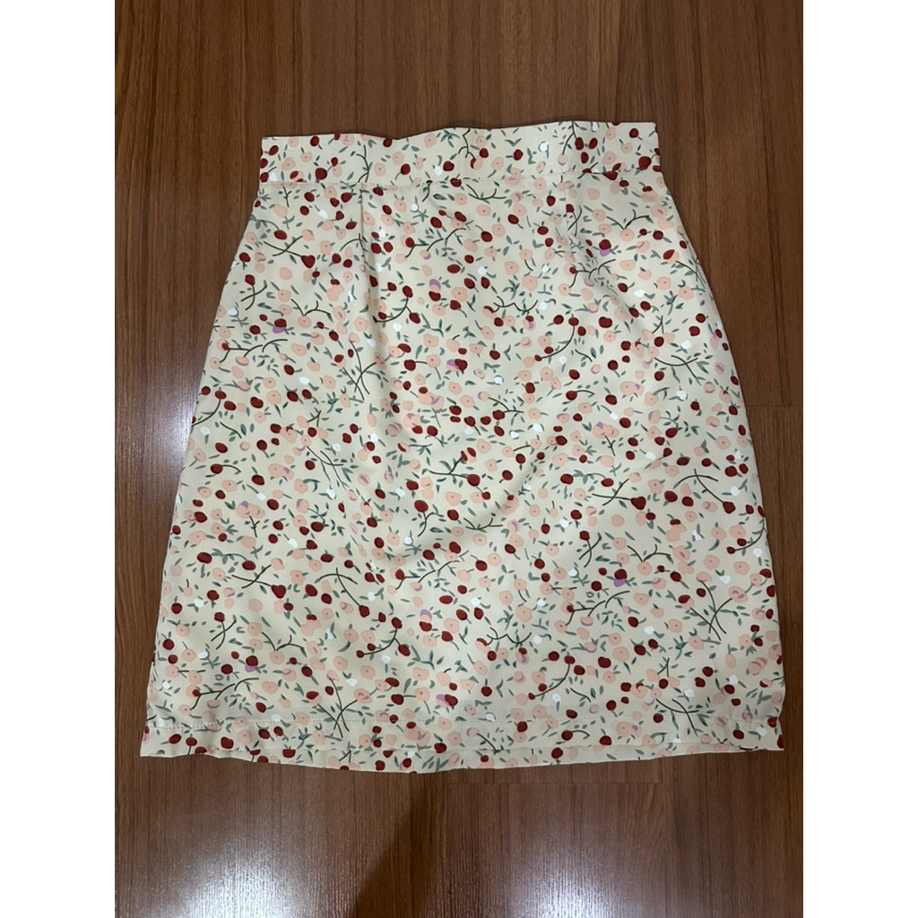 กระโปรงทำงาน กระโปรงทรงเอ กระโปรงสั้น มือสอง ร้าน Fromme Clothes ไซส์ L ลายดอกเล็กชมพูแดงขาว พื้นครี