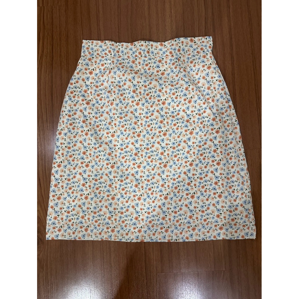 กระโปรงทำงาน กระโปรงทรงเอ กระโปรงสั้น มือสอง ร้าน Fromme Clothes ไซส์ L ลายดอกเล็กฟ้าส้ม พื้นครีมขาว