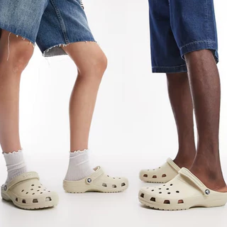 Crocs รองเท้าแตะ Classic Glitter Clog รหัสสินค้า 205942-100