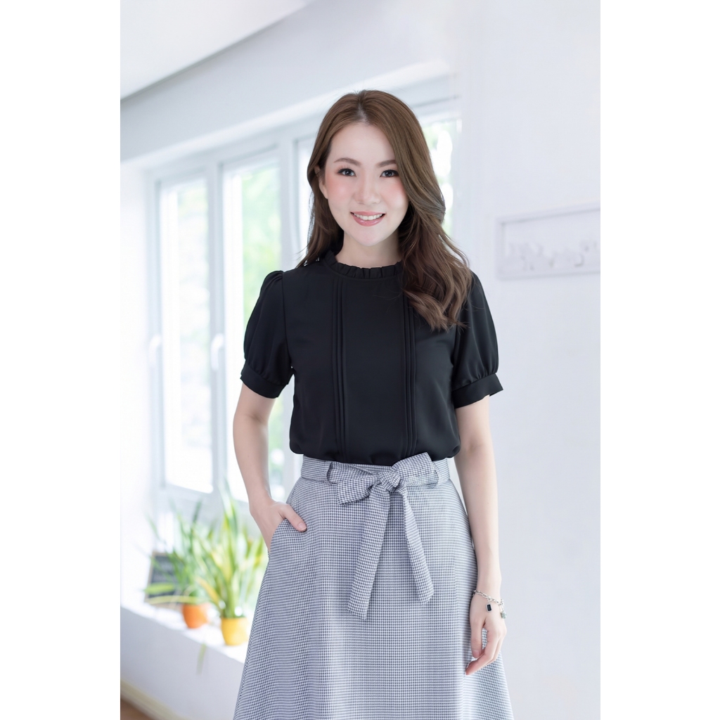 Narinari : MT0404 Ruff Collar Balloon Sleeve Blouse เสื้อทำงานคอจีบ ผ้าโฟร์เวย์