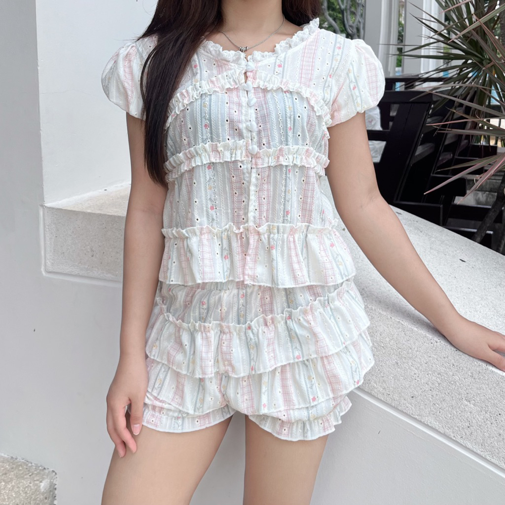 Monie studio | Heart Fleur Set ชุดเซ็ตเสื้อกางเกงผู้หญิง ผ้าคอตตอนฉลุ ลายพาสเทล ระบายเลเยอร์ กระดุมหัวใจ แขนตุ๊กตา