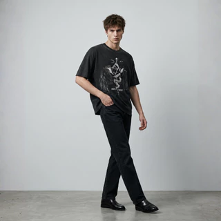 DAVIE JONES [LOVE & RHYME] เสื้อยืดผู้ชาย Graphic Oversized Fit T-Shirt สีดำฟอก TB0521