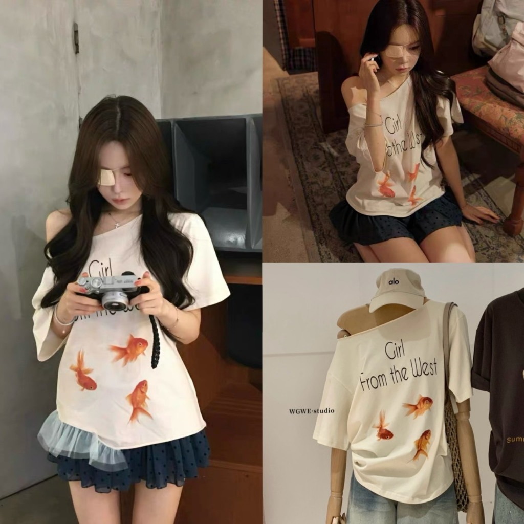 เสื้อคอกว้างแขนสั้นสกรีนลายช่วงอก - 10292 TAG WG.WE 🇰🇷