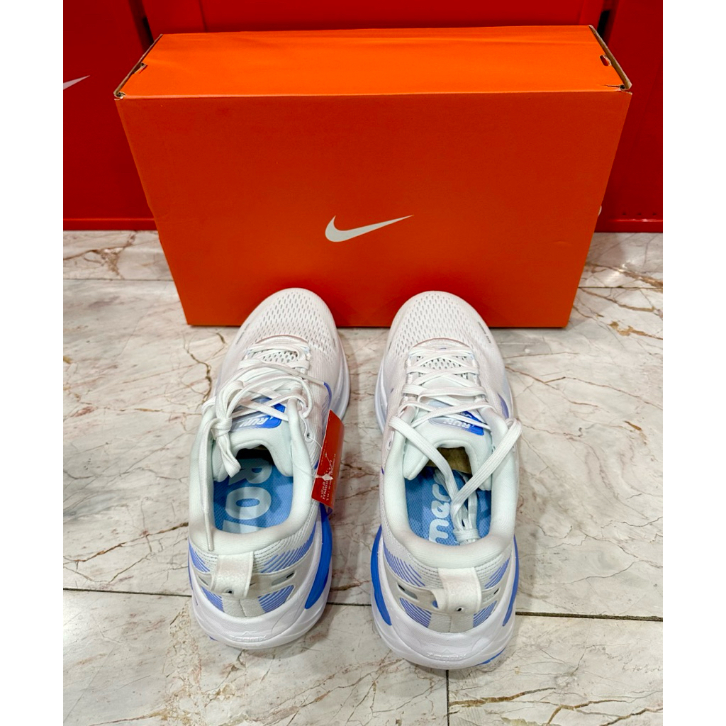 รองเท้าวิ่งโร้ดรันนิ่งผู้หญิง Nike Vomero 18 ของใหม่ มือ รูปที่ 4
