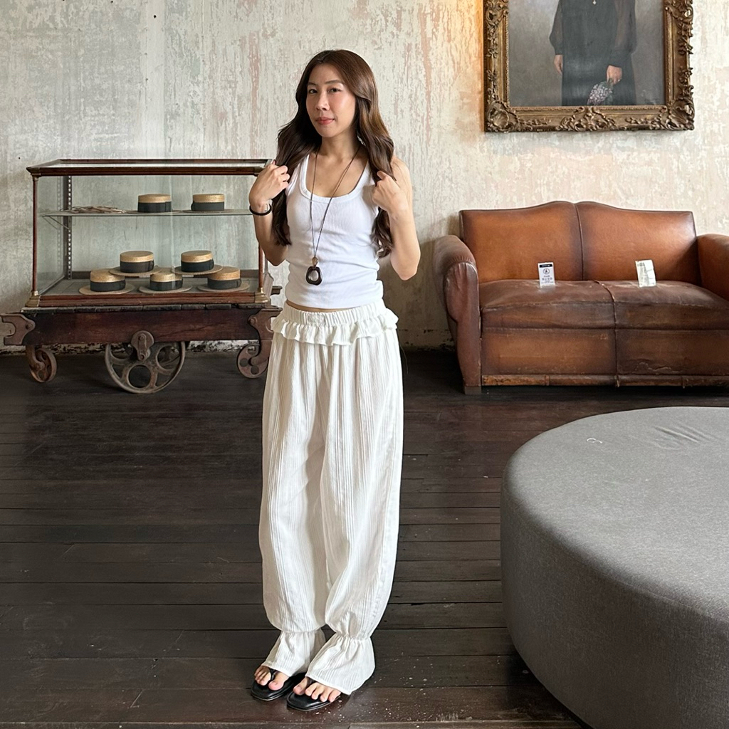 Maison ruffle pant กางเกงทรงจินนี่ กางเกงขายาวแต่งระบายผ้าฝ้ายทอลาย ปลายขาจั๊ม