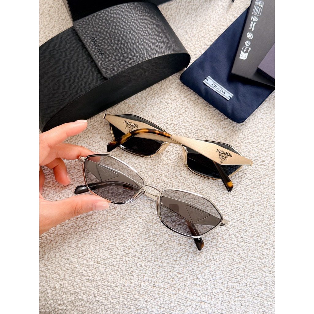 Prada แว่นกันแดด รุ่น D50S ขาโลหะคลาสสิค ของแท้ประกันศูนย์ 2 ปีค่ะ