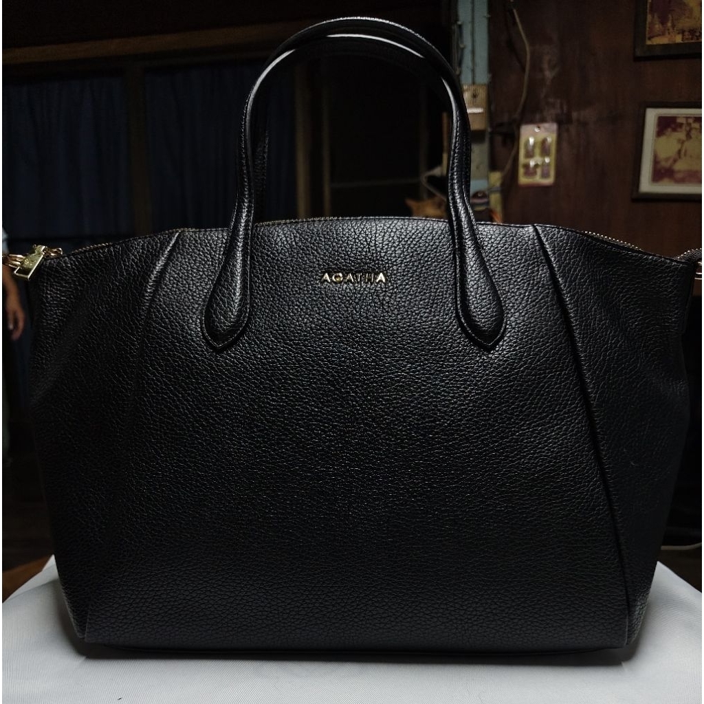 กระเป๋ามือสอง AGATHA หนังสีดำ ใหม่ ถือ สะพายไหล่ ครอสบอดี้ สายยาวปรับได้ ฃนาด 11.5*10.5 นิ้ว ปากกว้า
